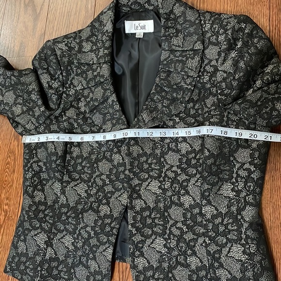 LE SUIT floral lace like print black grey, rounded pleated collar open front 14 - Picture 8 of 13